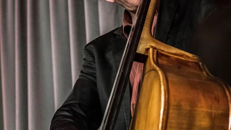Jazz-Legenden gastierten in Coburg: Wolfram Derschmidt am Kontrabass.Foto: Jochen Berger