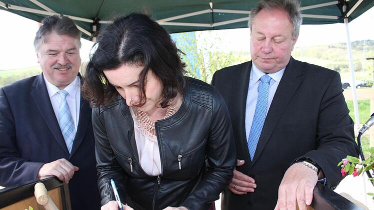 Parlamentarische Staatssekretärin Dorothee Bär trug sich - im Beisein von Landrat Klaus Peter Söllner und Bürgermeister Volker Schmiechen - ins Goldene Buch der Gemeinde Untersteinach ein. Foto: Sonny Adam