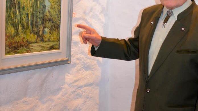 Adolf Waschner aus Mistendorf mit einem seiner ausgestellten Bilder. Foto: Andrea Spörlein