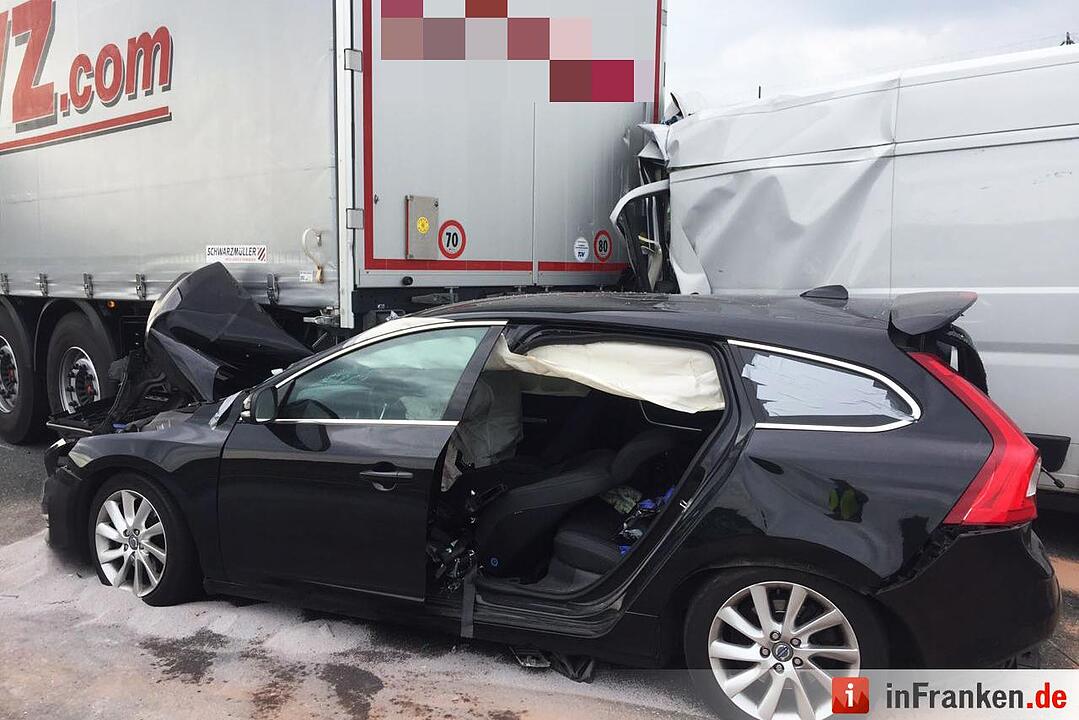 A3 im Kreis Würzburg: Kleintransporter schiebt Auto unter Sattelauflieger