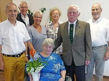 Das Ehepaar Kratkai feierte goldene Hochzeit. Unser Bild zeigt (von links) Bürgermeister Franz Uome, Jörg Wegner, Schwester Beate Kratkai, Bärbel Kratkai, Antonia Schmidt, Harald Kratkai und Norbert Schmidt.  Foto: Klaus-Peter Wulf