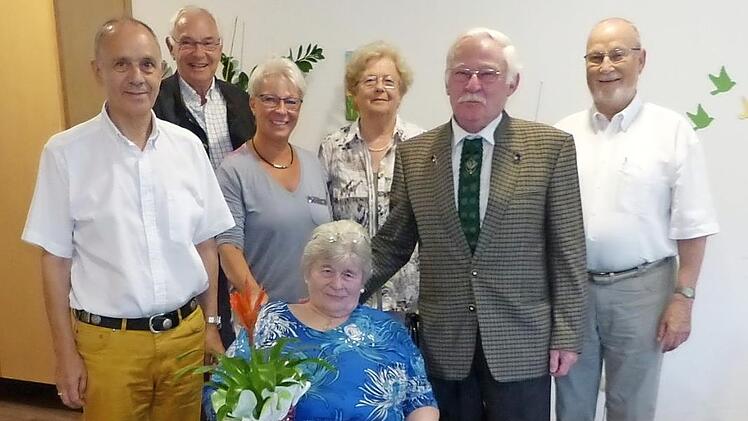 Das Ehepaar Kratkai feierte goldene Hochzeit. Unser Bild zeigt (von links) Bürgermeister Franz Uome, Jörg Wegner, Schwester Beate Kratkai, Bärbel Kratkai, Antonia Schmidt, Harald Kratkai und Norbert Schmidt.  Foto: Klaus-Peter Wulf