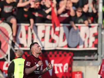 Eduard Löwen erzielte gegen den FC Augsburg das 3:0. Zum Jubeln drehte er in Richtung der Nürnberger Nordkurve ab. Foto: Daniel Karmann/dpa
