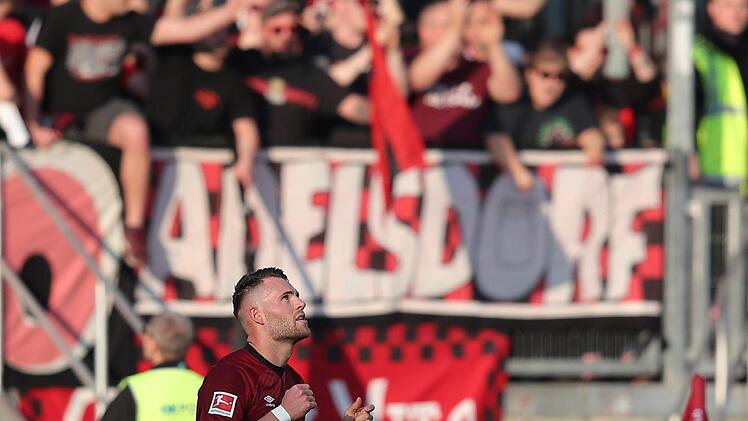 Eduard Löwen erzielte gegen den FC Augsburg das 3:0. Zum Jubeln drehte er in Richtung der Nürnberger Nordkurve ab. Foto: Daniel Karmann/dpa