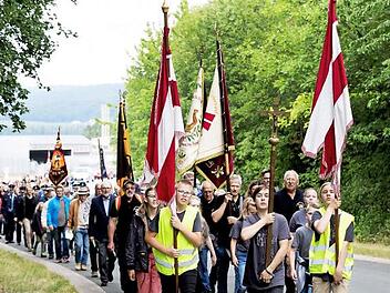 Gemeinsam zogen die Wallfahrer zur Kapelle St. Barbara. Fotos: Michaela Mogath