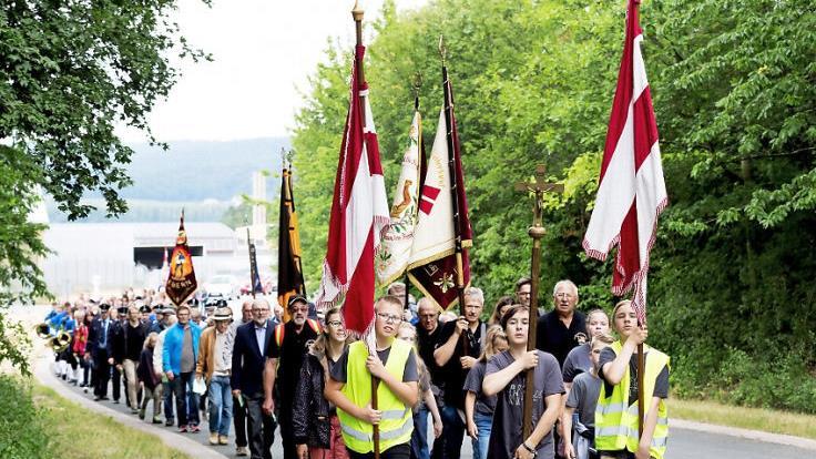 Gemeinsam zogen die Wallfahrer zur Kapelle St. Barbara. Fotos: Michaela Mogath