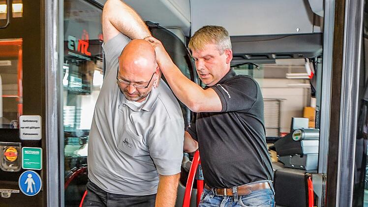 Busfahrer lernen Handgriffe der Selbstverteidigung. Foto: Matthias Hoch