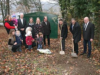 Anstatt ein Band zu durchschneiden, zeigte man sich im Awo-Kinderhaus Abenteuerland kreativer und lud Coburgs Dritten B&uuml;rgermeister Thomas Nowak (Zweiter von rechts) und Awo-Gesch&auml;ftsf&uuml;hrer Carsten H&ouml;llein (Dritter von rechts) ein, zur Erinnerung an die Er&ouml;ffnung der neuen Krippengruppe einen Apfelbaum zu pflanzen.  Fotos: Martin Rebhan