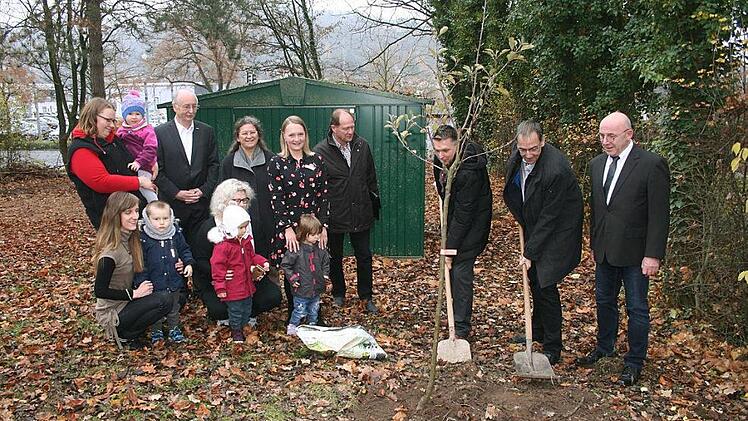 Anstatt ein Band zu durchschneiden, zeigte man sich im Awo-Kinderhaus Abenteuerland kreativer und lud Coburgs Dritten B&uuml;rgermeister Thomas Nowak (Zweiter von rechts) und Awo-Gesch&auml;ftsf&uuml;hrer Carsten H&ouml;llein (Dritter von rechts) ein, zur Erinnerung an die Er&ouml;ffnung der neuen Krippengruppe einen Apfelbaum zu pflanzen.  Fotos: Martin Rebhan