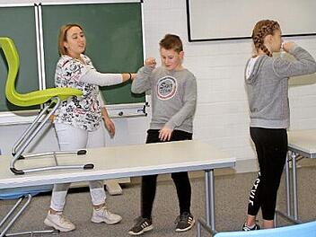 Eine Szene aus ihrem Theaterprojekt "Ice Breaker", bei dem es auch darum geht, dass Schüler sich weigern, in die Schule zu gehen.  Foto: gg