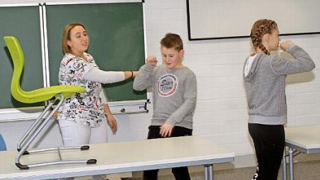 Eine Szene aus ihrem Theaterprojekt "Ice Breaker", bei dem es auch darum geht, dass Schüler sich weigern, in die Schule zu gehen.  Foto: gg