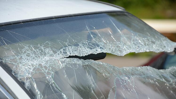 Hof: Junger Mann besch&auml;digt Autos und stellt sich