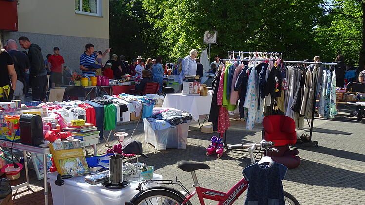 Obersbach: "Flei&szlig;ig gest&ouml;bert und gehandelt" - Erfolgreiches Comeback des Oberasbacher Trempelmarkt
