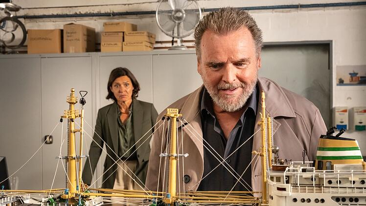 Kommissar Brockhorst (Felix V&ouml;rtler) hat einige Fragen an Amke Wilhelmson (Ulrike Folkerts). Der aufgelaufene Frachter geh&ouml;rte zu ihrer Reederei.