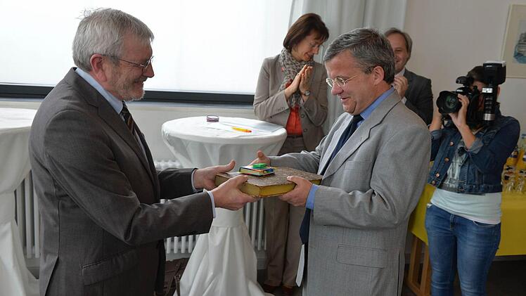 Amtsübergabe: Robert Zink mit dem neuen Leiter des Stadtarchivs, Horst Gehringer Foto: RR