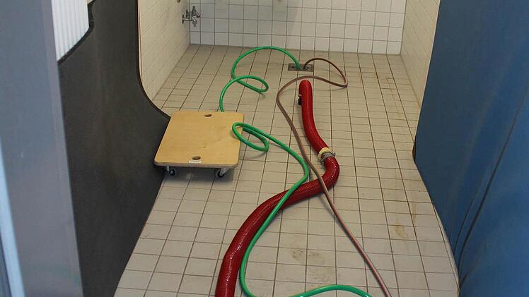 Sogar in der Dusche wurden Löcher in den Boden gebohrt. Foto: Andreas Dorsch