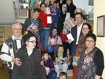Mit den Kindern rechts unten die Vorsitzende Barbara Schärtel (dahinter Bereichsleiterin Nicole Metze und Vize-Gesamtleiter Christian Behner), links Zweiter Vorsitzender Norbert Metzger und viele Kinder  Foto: privat