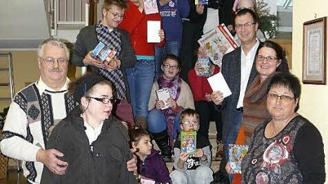 Mit den Kindern rechts unten die Vorsitzende Barbara Schärtel (dahinter Bereichsleiterin Nicole Metze und Vize-Gesamtleiter Christian Behner), links Zweiter Vorsitzender Norbert Metzger und viele Kinder  Foto: privat