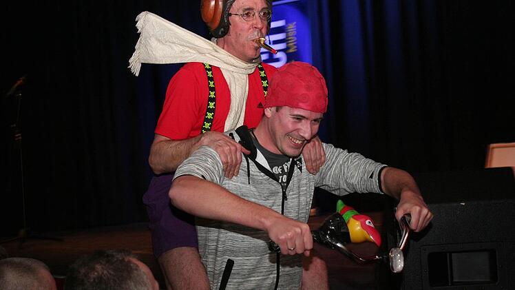 Jeff Hess als "Sozius" mit seiner Harley und einem Mann aus dem Publikum Foto: Evi Seeger