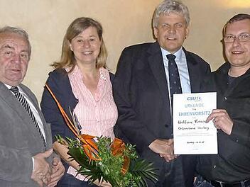 Mit einer Urkunde für den neuen Ehrenvorsitzenden Wolfgang Förtsch und einem Blumengruß für Gattin Bettina bedankten sich der neue CSU-Ortsvorsitzende Jochen Gleich (rechts) und Ehrenkreisvorsitzender MdL a. D. Heinz Hausmann (links) für 24 Jahre Vorstandsarbeit. Foto: Heike Schülein