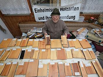 Robert Neubauer mit einem Teil seiner Holzarten-Brettla-Lehrsammmlung. Foto: Ronald Rinklef