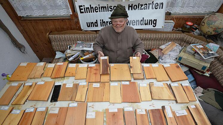 Robert Neubauer mit einem Teil seiner Holzarten-Brettla-Lehrsammmlung. Foto: Ronald Rinklef