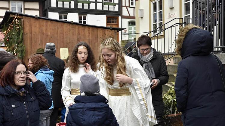 Das Königsberger Christkind Josie Bätz nahm mit ihren Engeln die Wunschzettel der kleinen Weihnachtsmarktbesucher entgegen.
