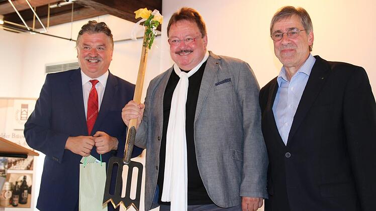 Ein "Spork" für Gartenfan Vonbrunn: Landrat Klaus Peter Söllner (links) und Klemens Brosig von der Regierung von Oberfranken.