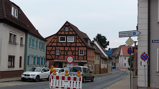 Die Sperrschilder gelten diesmal nur für die Kirchweih. Sie werden aber in den nächsten Jahren lange stehen müssen. Foto: Pauline Lindner