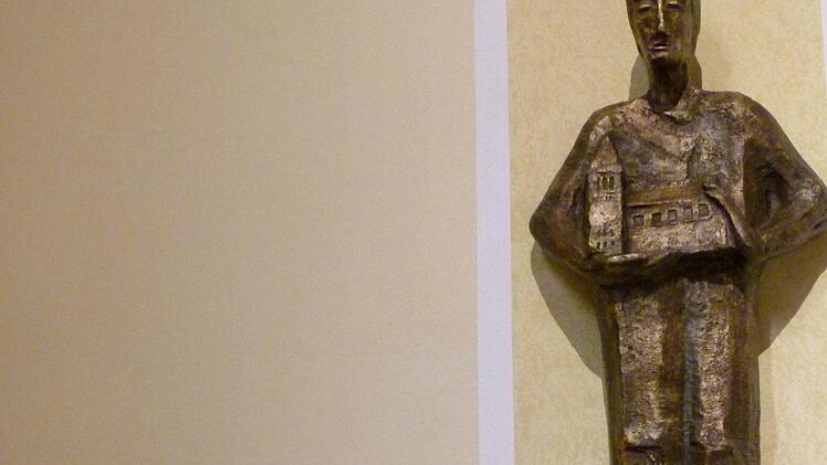 Kirchenpfleger Erich Sperlein freut sich, dass Kirchenpatron Sankt Josef einen würdigeren Platz gefunden hat. Foto: mkh