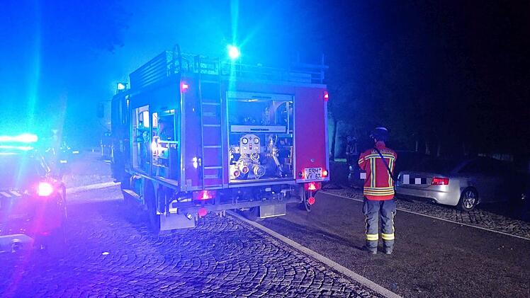 Feuer neben A3: In der Nacht auf Sonntag brannte das erste Auto auf dem Autobahn-Parkplatz "Weißer Graben". Foto: Feuerwehr Heroldsberg