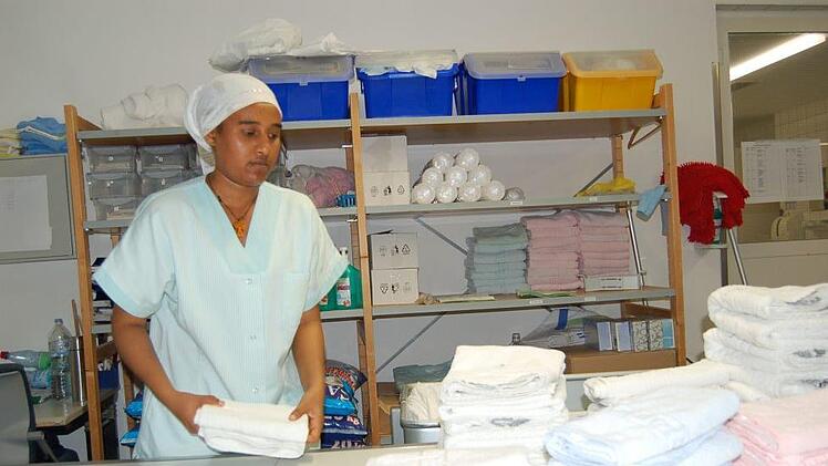 Adhanet ist 26 Jahre alt. Sie arbeitet in der Wäscherei des Medical Parks und ist gerade mit Wäschezusammenlegen beschäftigt.Helke Renner