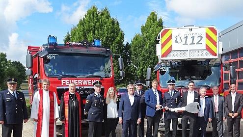 Zahlreiche Vertreter der Politik und der Feuerwehr nahmen an der offiziellen Inbetriebnahme der beiden Einsatzfahrzeuge teil. Die Autos erhielten den kirchlichen Segen.