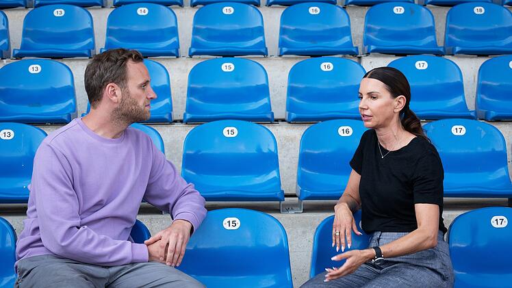 Leon Windscheid trifft sich mit Teresa Enke, der Witwe des ehemaligen deutschen Fußball-Nationaltorwarts Robert Enke, der 2009 durch Suizid starb. Als Vorstandsvorsitzende der Robert-Enke-Stiftung, bemüht sie sich heute um Aufklärung hinsichtlich der Krankheit Depression.