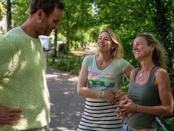 Diskutieren zeitgem&auml;&szlig;e Vorstellungen von der Rolle der Eltern (von links): Leon Windscheid, Nina Bott und Rhea Harder-Vennewald.