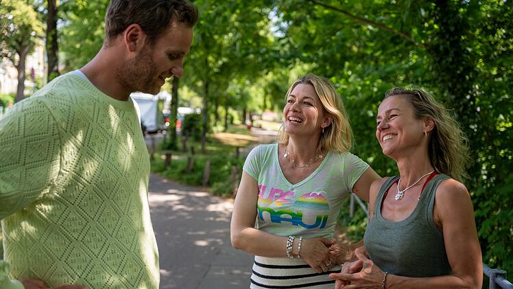 Diskutieren zeitgem&auml;&szlig;e Vorstellungen von der Rolle der Eltern (von links): Leon Windscheid, Nina Bott und Rhea Harder-Vennewald.