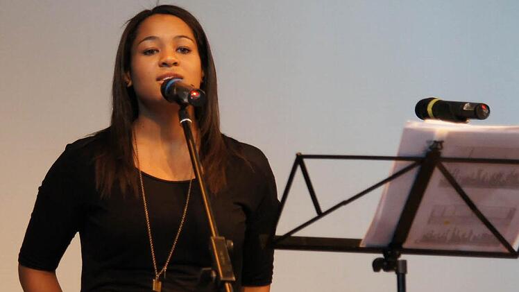 Mariam Burbach-Magassa sang den Birdy-Song "People help the People".