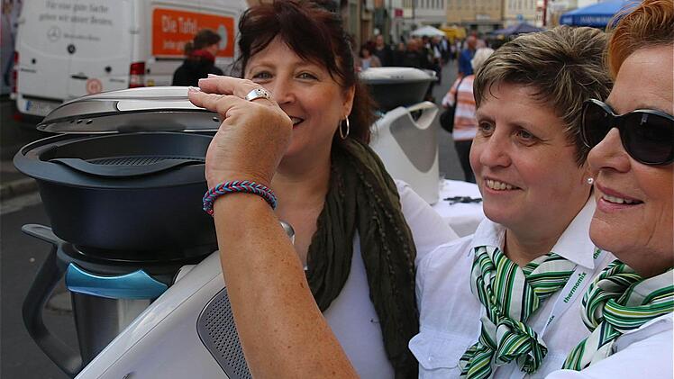 In ihren elektronischen Kochtopf der neuesten Generation ließ sich Annette Reichert schauen.