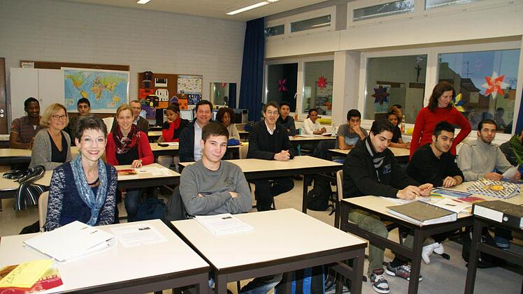 Mitten unter die Schüler mischten sich die Unterstützer der Asylklasse an der Berufsschule Haßfurt. Unser Bild zeigt vorne links Barbara Schweinfest, in der Tischreihe dahinter von links Schulleiterin Heidrun Görtler, Sozialpädagogin Beatrice Först und vom Lions-Club Alexander Ambros und Harry Riegel. Stehend Klassenleiterin Bianca Olerich. Foto: Sabine Weinbeer