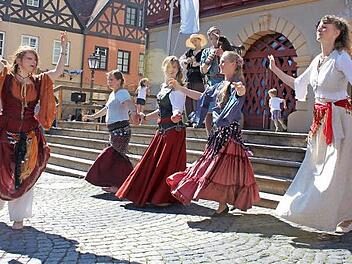 Tänze nach mittelalterlichem Vorbild zeigte die Gruppe "Vogelfrei" auf dem Marktplatz. Foto: Markus Häggberg