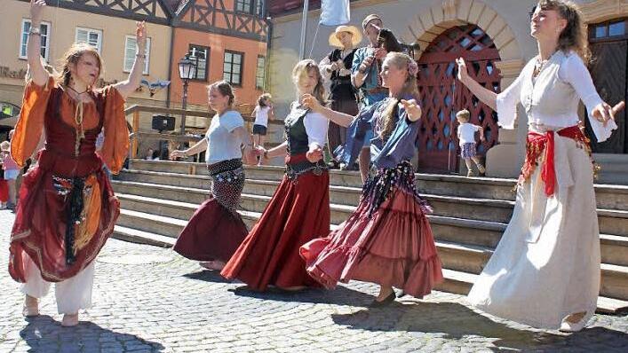 Tänze nach mittelalterlichem Vorbild zeigte die Gruppe "Vogelfrei" auf dem Marktplatz. Foto: Markus Häggberg