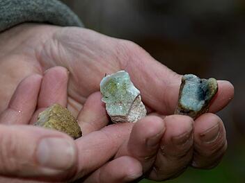 Seltene Fundstücke: Diese Steine sind erhitzte Sandsteine. Sie sind an ehemaligen Glashütten zu finden. Foto: Kathrin Kupka-Hahn