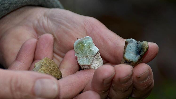Seltene Fundstücke: Diese Steine sind erhitzte Sandsteine. Sie sind an ehemaligen Glashütten zu finden. Foto: Kathrin Kupka-Hahn