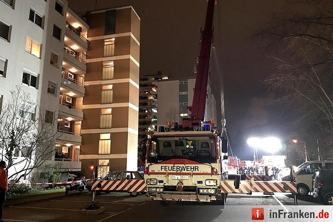 Toter in Nürnberger Messi-Wohnung entdeckt - Feuerwehr muss Wohnung von Unrat befreien