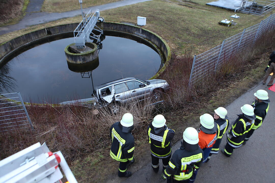 Auto stürzt nach Auffahrunfall bei Ansbach beinahe in Klärbecken
