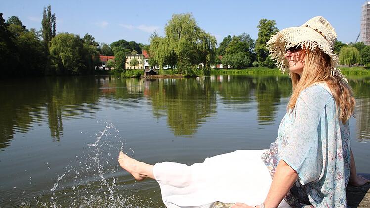 Das  Tief "Wilma" beschert Deutschland derzeit sommerliche Temperaturen um die 30 Grad. Manche Regionen haben nach wochenlangem Sonnenschein dringend Regen n&ouml;tig. Der kommt.  Foto: Bodo Schackow/dpa-