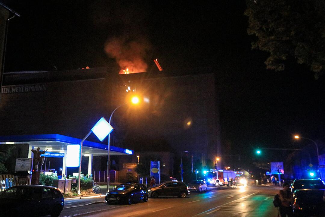 Malzfabrik Weyermann in Bamberg in Flammen: Einsatzkräfte kämpfen vor Ort gegen den Brand