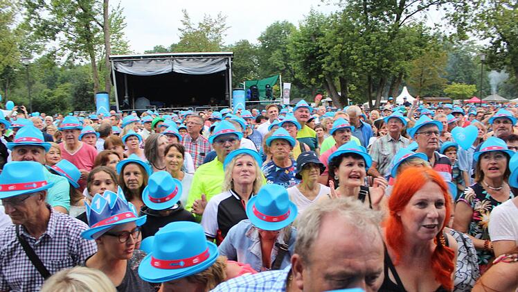 Gut behütet drängte sich ein Publikum vor der Bühne, um seine Verehrten Gottschalk und Egner live zu erfahren. Fotos: Markus Häggberg