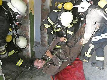 Im eingest&uuml;rzten Geb&auml;ude, als welches die alte Schule diente, standen die Angriffstrupps vor so mancher Herausforderung. Insgesamt 19 "Verletzte" wurden von den Einsatzkr&auml;ften gerettet. Die &Uuml;bung stand im Mittelpunkt des Gemeindefeuerwehrtages in Ermershausen. Fotos: Christian Licha