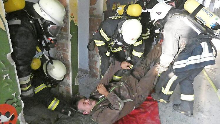 Im eingest&uuml;rzten Geb&auml;ude, als welches die alte Schule diente, standen die Angriffstrupps vor so mancher Herausforderung. Insgesamt 19 "Verletzte" wurden von den Einsatzkr&auml;ften gerettet. Die &Uuml;bung stand im Mittelpunkt des Gemeindefeuerwehrtages in Ermershausen. Fotos: Christian Licha